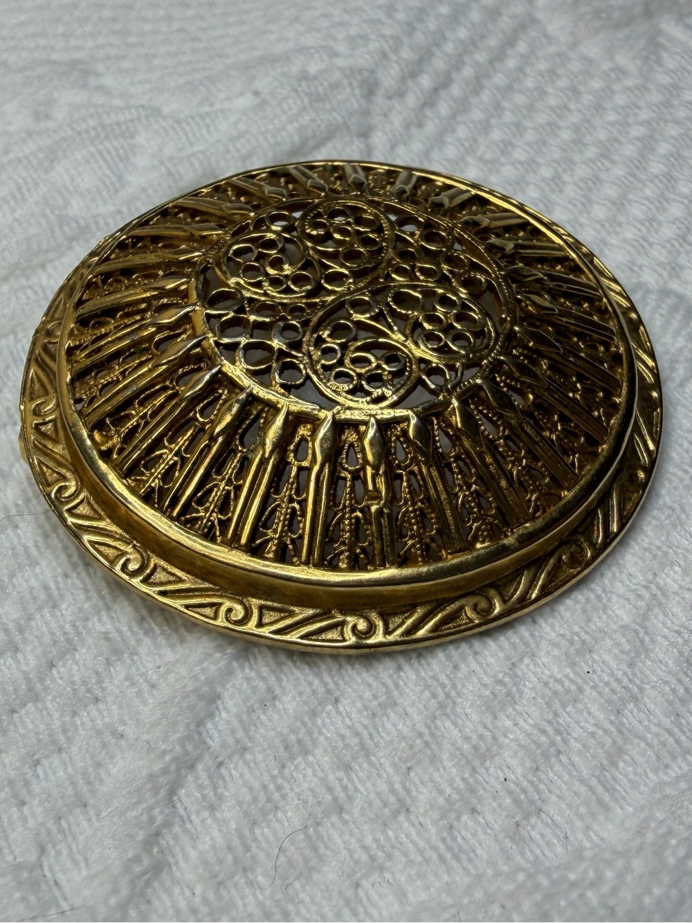 Antique Round Gold Filigree brooch - Picture 2 of 4